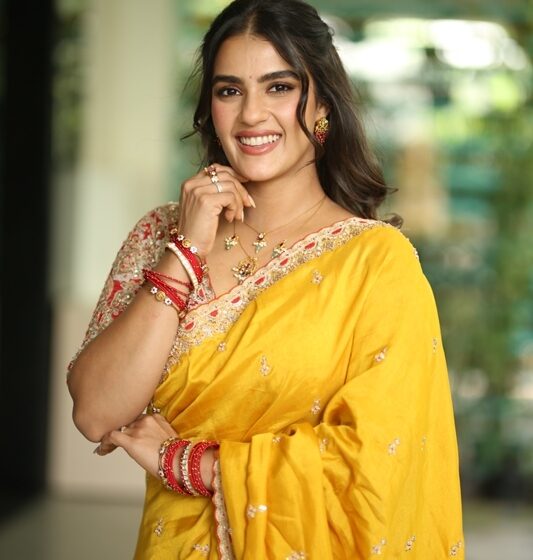 మోడ్రన్ గా వుండే నేటి ట్రెండ్ కు తగిన అమ్మాయిని – కావ్యథాపర్