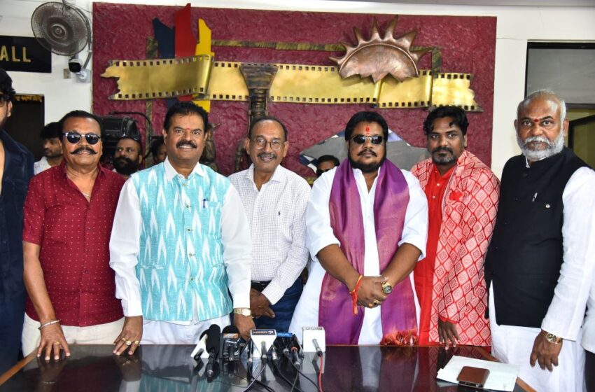 షెడ్యూల్ ప్రకారమే తెలుగు ఫిలింఛాంబర్ కు ఎన్నికలు నిర్వహించాలంటూ నిర్మాతలు డా.ప్రతాని రామకృష్ణ గౌడ్, బసిరెడ్డి ఆధ్వర్యంలో మెమొరాండం సమర్పణ