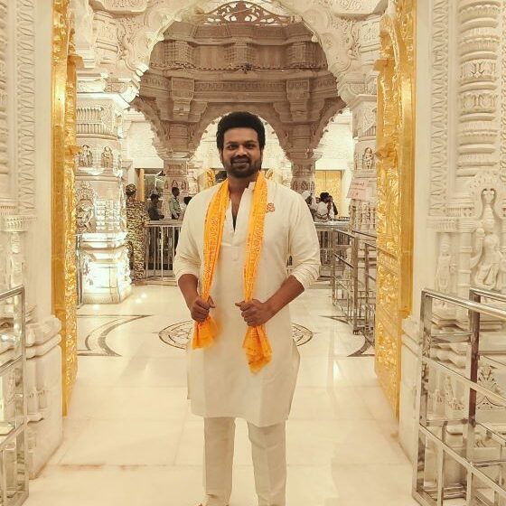 Rocking Star Manchu Manoj Visits Ayodhya Sri Rama