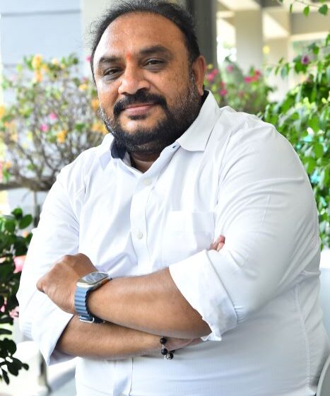  బ్యాడ్ బాయ్ కార్తీక్ అవుట్ అండ్ అవుట్ మాస్ యాక్షన్ కమర్షియల్ ఎంటర్‌టైనర్ – శ్రీనివాసరావు చింతలపూడి